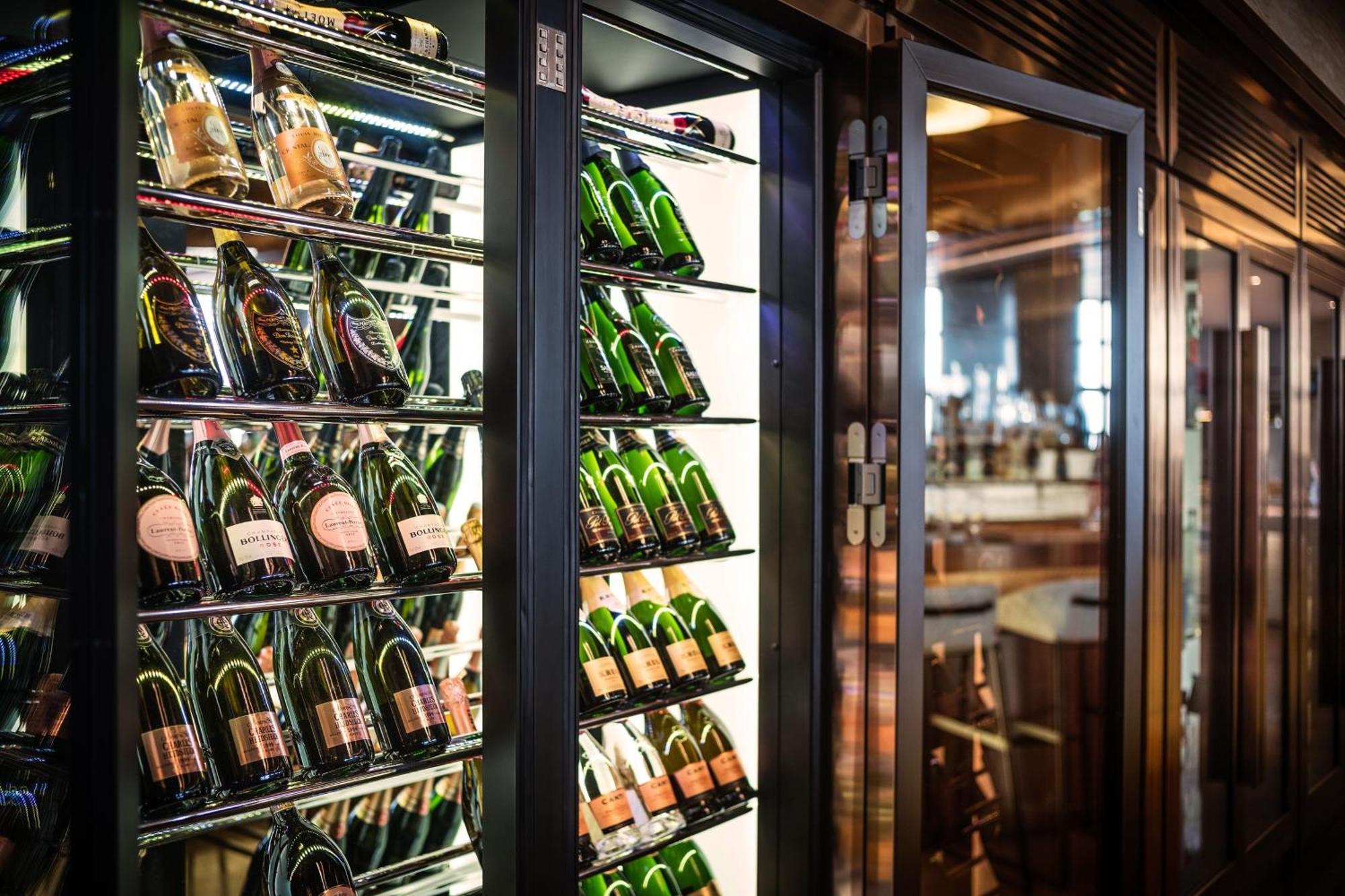 Sheraton Baku Intourist Εξωτερικό φωτογραφία Wine cooler