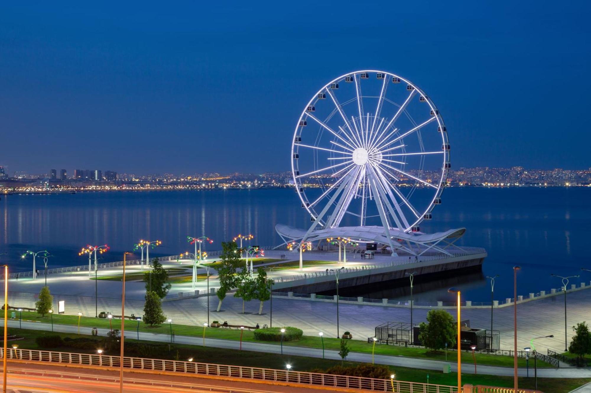 Sheraton Baku Intourist Εξωτερικό φωτογραφία The Ferris wheel at the park