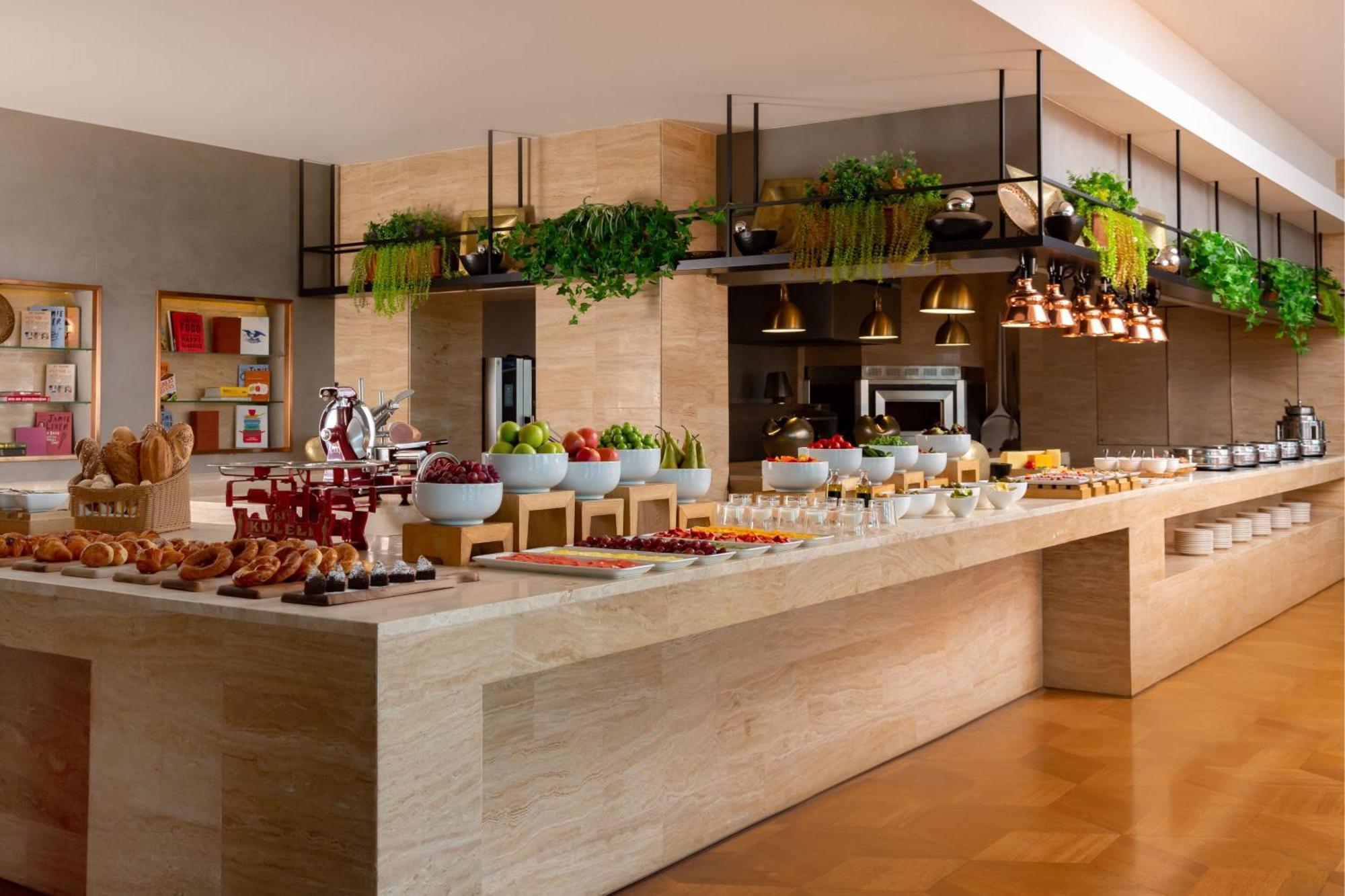 Sheraton Baku Intourist Εξωτερικό φωτογραφία The buffet at the hotel