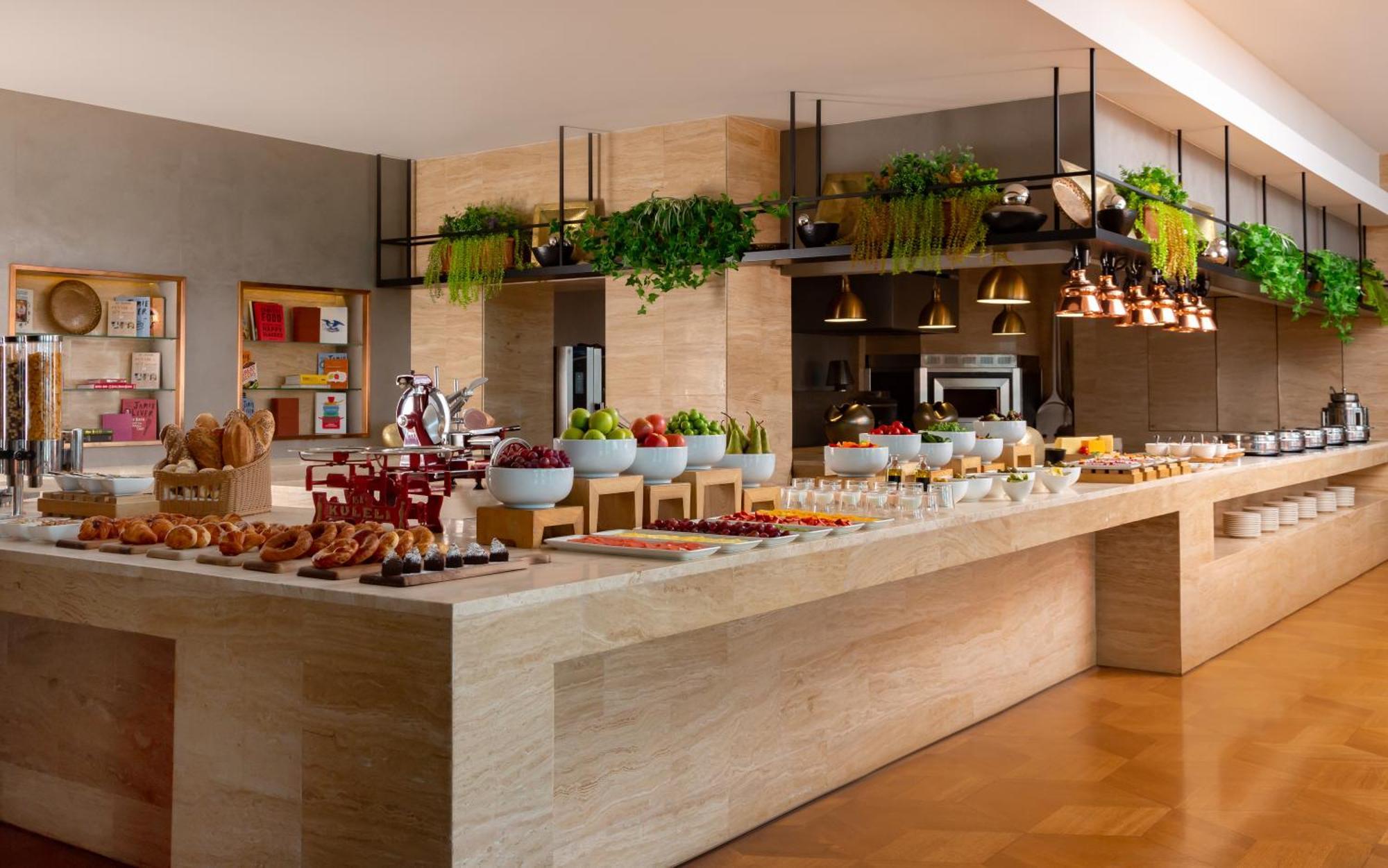 Sheraton Baku Intourist Εξωτερικό φωτογραφία The buffet at the hotel