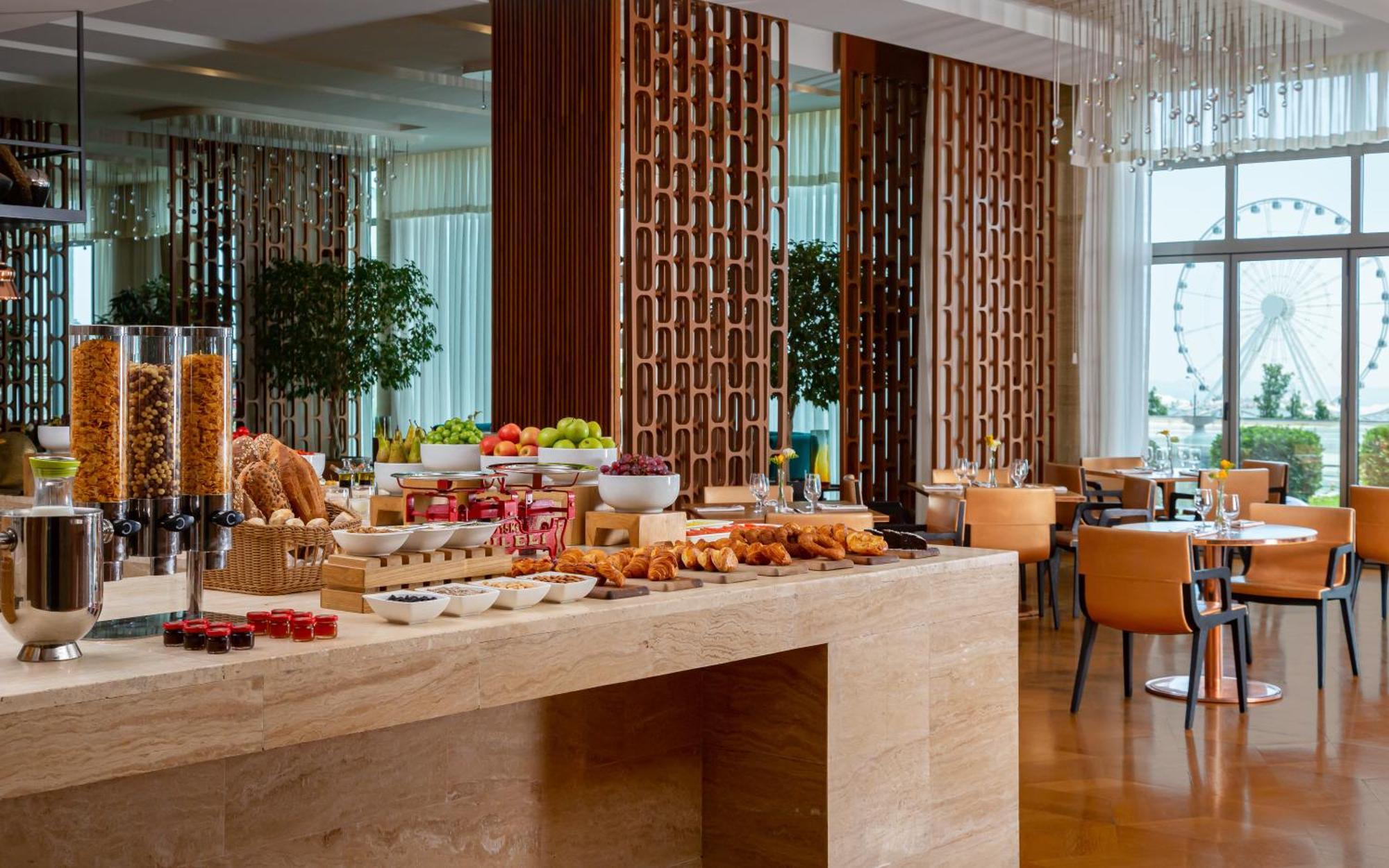 Sheraton Baku Intourist Εξωτερικό φωτογραφία The Club Lounge at the Ritz-Carlton, DIFC