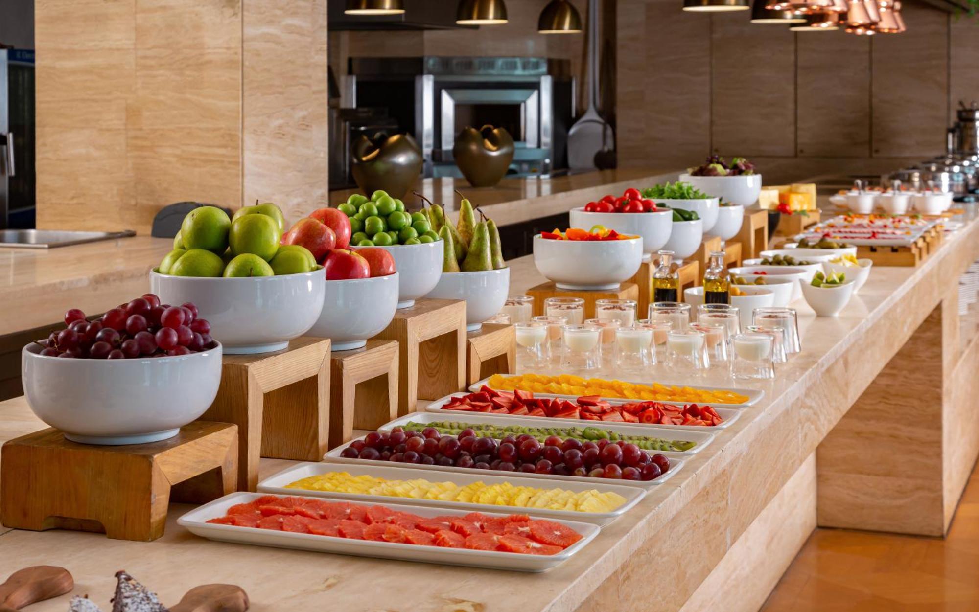 Sheraton Baku Intourist Εξωτερικό φωτογραφία A fruit salad bar