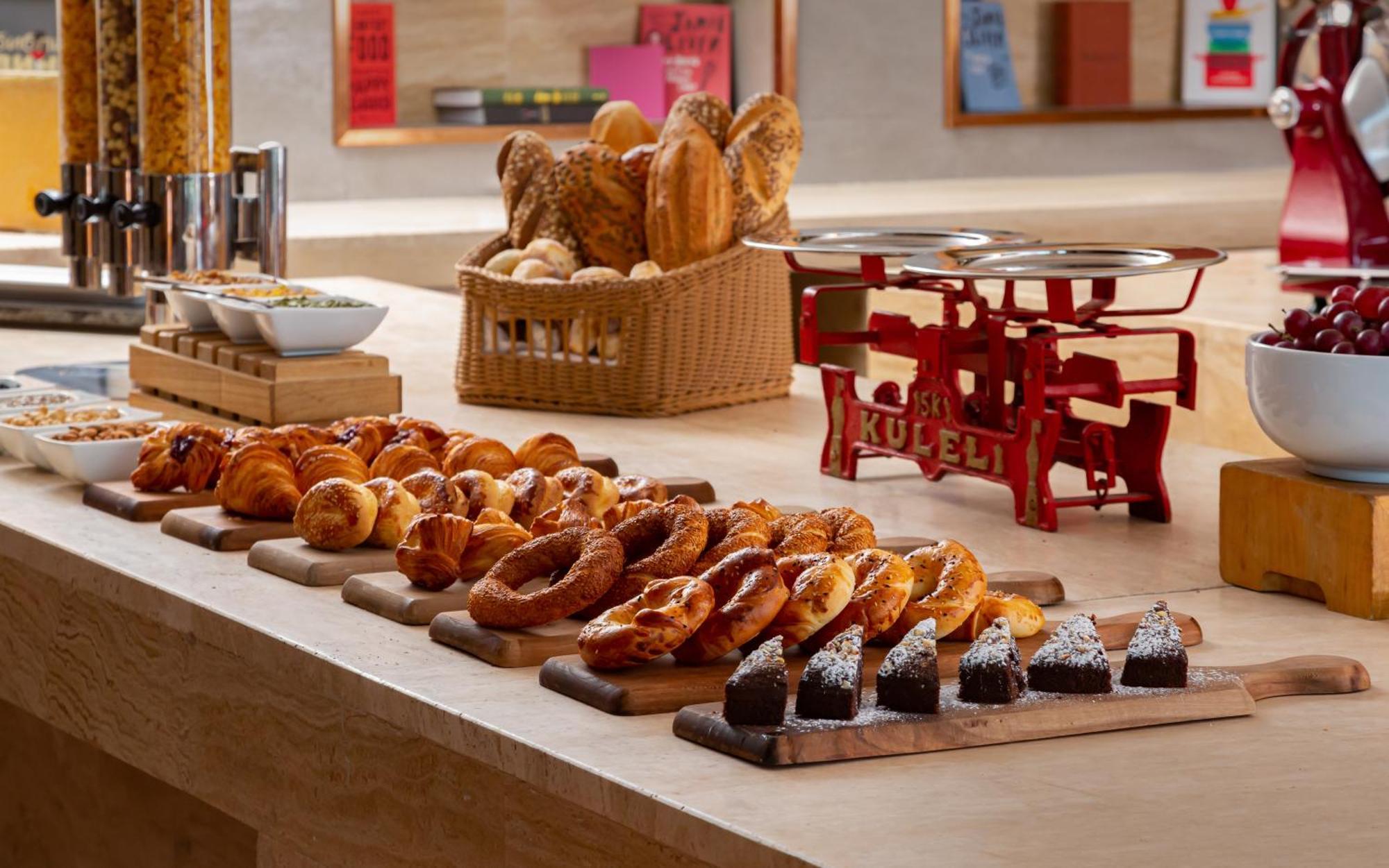 Sheraton Baku Intourist Εξωτερικό φωτογραφία A selection of breads and pastries at a buffet